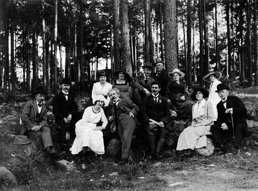 1920 alt 1921 Gruppfoto fotografer på kurs-.jpg - Fotokurs i Luleå år 1921 från vänster: Rutström Luleå, A. Isaksson Piteå, Agnes Norberg Råneå, okänd, okänd, Hildur Sjöberg Råneå, okänd, Borg Mesch Kiruna, Gustaf Broman Öjebyn, Alma Tegström Luleå, Henny Tegström Luleå, okänd, okänd.